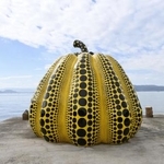 　草間弥生さんの作品「南瓜」＝２０２２年１０月、香川県直島町