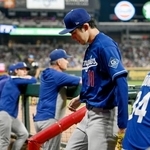 　ブレーブス戦の４回途中で降板するドジャース・佐々木朗＝アトランタ（共同）
