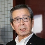 　要望書を受け取り、記者団の取材に応じる自民党福岡県連会長の松本国寛県議＝２７日午前、福岡市
