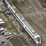 　東武日光線新鹿沼駅の構内で作業員４人をはね、停車した特急列車スペーシアＸ２号＝２０日、栃木県鹿沼市