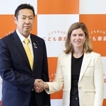 　握手する黄川田こども政策相（左）と米ＩＴ大手グーグルのローリー・リチャードソン副社長＝２７日午前、東京都千代田区