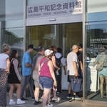 　原爆資料館を訪れる外国人ら＝２０２５年８月、広島市