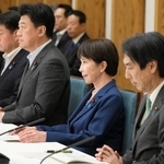 　月例経済報告等に関する関係閣僚会議に臨む高市首相（右から２人目）＝２７日午後、首相官邸