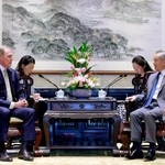 　米国のパデュー駐中国大使（左）と会談する中国の王毅外相＝２６日、北京（中国外務省のホームページから、共同）