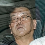 　大阪府警本部に入る麻田剛史容疑者＝２７日午後２時２３分