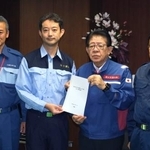 　金子国交相（中央右）に要望書を手渡す千葉県の熊谷俊人知事（同左）＝２７日午後、国交省