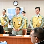 　浜岡原発廃炉費用の不適切な手続きによる請求について、静岡県御前崎市議らに説明する中部電力の豊田哲也原子力本部長（前列中央）＝２７日午後、御前崎市議会