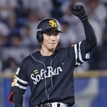 　２回、先制二塁打を放ちガッツポーズするソフトバンク・庄子＝ＺＯＺＯマリン