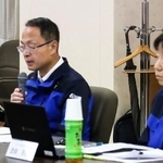 　石川県・奥能登地域に建設予定の新病院に関する検討会で発言する山野之義知事（左）＝２７日午後、石川県庁