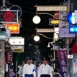 　立ち入り検査に向かう東京消防庁の職員ら＝２７日午後、東京・新宿の歌舞伎町