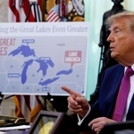 　大統領執務室で署名するトランプ大統領＝２７日、ワシントン（ゲッティ＝共同）