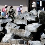 　始業式のため熊本県八代市の日奈久小に登校する児童＝２８日午前