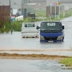 　富山県氷見市の冠水した道路で水に漬かった車両＝２８日午前