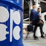 　ＯＰＥＣのロゴと、付近を通る人々＝２０２４年１１月、アゼルバイジャン・バクー（ロイター＝共同）