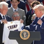 　ホワイトハウスへの表敬訪問で、トランプ大統領にユニホームを手渡すドジャースのマーク・ウォルター・オーナー＝７月、ワシントン（ＡＰ＝共同）