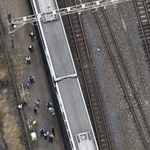 　東武日光線新鹿沼駅の構内で作業員４人をはね、停車した特急列車スペーシアＸ２号＝２０日、栃木県鹿沼市（共同通信社ヘリから）