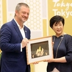 　東京都の小池百合子知事（右）と面会したＩＰＣのパーソンズ会長＝２８日、東京都庁