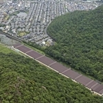 　岐阜市の住宅地に隣接する陸自日野基本射撃場（手前）＝２０２３年６月１４日（共同通信社ヘリから）