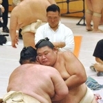 　大相撲夏巡業で熱海富士（左）と相撲を取る大の里。奥は師匠の二所ノ関親方＝茨城県つくばみらい市