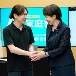 　高市首相（右）へのＡＩの活用方法の手ほどきを前に握手するチームみらいの安野党首＝２８日午後、首相官邸