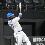 　５回日本ハム２死一塁、レイエスが左越えに２打席連続本塁打となる２ランを放つ＝エスコンフィールド