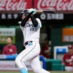 　７回西武２死満塁、長谷川が右前に２点打を放つ＝ベルーナドーム