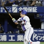 　８回ＤｅＮＡ２死一、二塁、牧が中越えに決勝打となる２点二塁打を放つ＝横浜