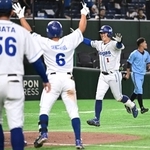 　ＪＲ西日本戦の９回、逆転サヨナラ満塁本塁打を放ちナインに迎えられる大阪ガス・清水（奥）＝東京ドーム