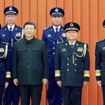 　２０２５年１２月、記念写真に納まる（前列左２人目から）中国の習近平国家主席、張又☆（人ベンに峡の旧字体のツクリ）・中央軍事委員会副主席、劉振立・軍統合参謀部参謀長＝北京（新華社＝共同）