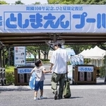 　西武園ゆうえんちに再現された「としまえん」プールの入り口（西武園ゆうえんち提供）