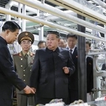 新たに稼働した核物質の生産工場を視察する北朝鮮の金正恩朝鮮労働党総書記（手前右）＝６月（画像の一部が加工されています、朝鮮中央通信＝共同）