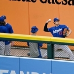 　ブルペンで投球練習するドジャース・大谷＝デトロイト（共同）