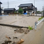 　大雨の影響で土砂が堆積した川＝２９日午前、石川県羽咋市