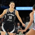 　米女子プロバスケットボールＷＮＢＡでテンポ戦に出場したエースズの山本麻衣（左）＝２８日、ラスベガス（ＡＰ＝共同）