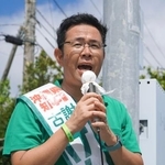 　沖縄県知事選告示後、初の週末を迎え、街頭演説する古謝玄太氏＝２９日午前、沖縄県名護市