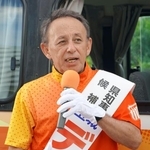 　沖縄県知事選告示後、初の週末を迎え、街頭演説する玉城デニー氏＝２９日午後、那覇市