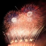 　第９８回全国花火競技大会で打ち上げられた色鮮やかな花火＝２９日夜、秋田県大仙市（多重露光）