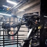 　稼働するアルムの自動工作機械「ＴＴＭＣ」＝７月、金沢市