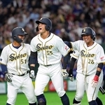 　東京ガス戦の１回、３ランを放ち喜ぶ西濃運輸・前野（中央）ら＝東京ドーム