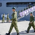 　インドネシアでの消火活動のため海上自衛隊の輸送艦「くにさき」に乗り込む自衛隊員＝３０日午前、広島県呉市