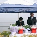 　「楽ん楽ん」跡地に設置された献花台で犠牲者を悼む施設関係者＝３０日午前、岩手県岩泉町