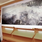 　写真展に展示されている、報道カメラマン頼光和弘さんが撮影した火災で焼けた輪島市の街並みの写真＝２８日、大阪市中央区
