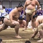 　大相撲夏巡業のぶつかり稽古で輝（右）に胸を出す大の里＝アリーナ立川立飛