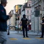 　スイス・アーラウの市街地を巡回する警察官ら＝３０日（Ｍｉｃｈａｅｌ　Ｂｕｈｏｌｚｅｒ／Ｋｅｙｓｔｏｎｅ提供・ＡＰ＝共同）