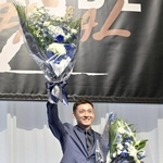 　引退試合を前に開かれた記者会見で、花束を手にする西武の栗山巧外野手＝３０日、東京都内