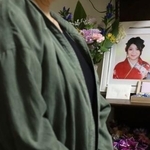 　吉松弥里さんの遺影の前で取材に応じる母親＝３日、福岡県