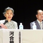 　シンポジウムで発言する空襲連の河合節子さん（左）＝３０日午後、東京都千代田区