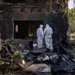 　ロシアによる空爆で亡くなった民間人の遺体を調べる当局者ら＝２９日、ウクライナ・キーウ州（ＡＰ＝共同）