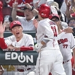 　３回、本塁打を放った坂倉（手前）を迎える広島・新井監督＝マツダ