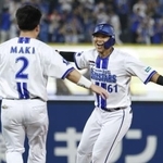 　９回、サヨナラ打を放ち大喜びのＤｅＮＡ・蝦名（右）＝横浜